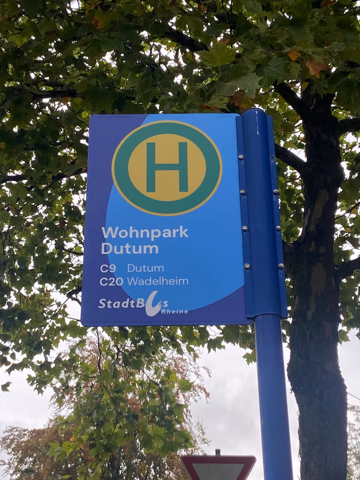 Haltestellenschild Wohnpark Dutum des StadtBus Rheine mit den Linien C9 Dutum und C20 Wadelheim, wenige Schritte von der Felsenstraße 2 entfernt