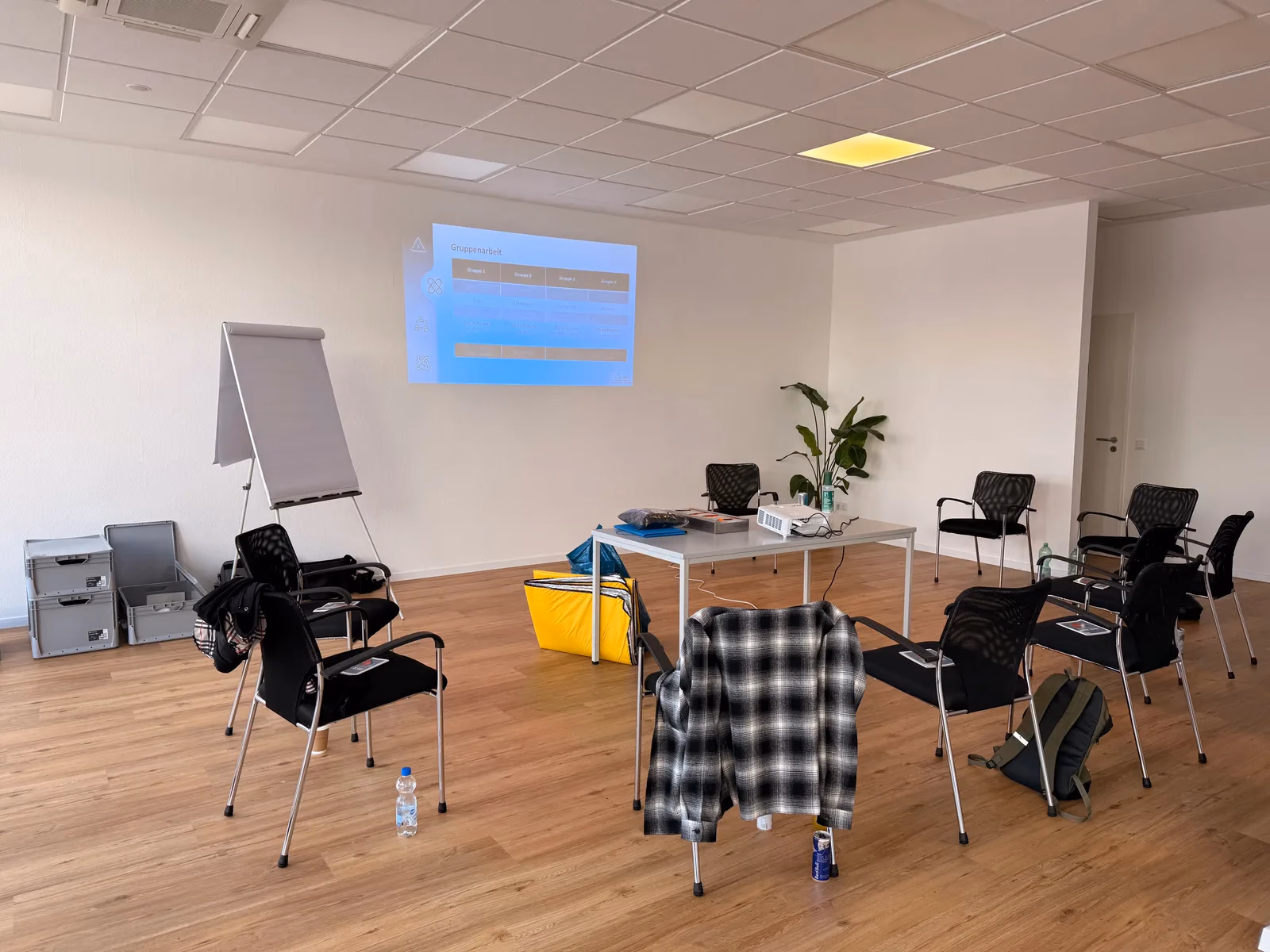 Heller Schulungsraum der Stadler Maidau Akademie mit Stuhlkreis, Flipchart und Beamer-Projektion, vorbereitet für einen Erste-Hilfe-Kurs